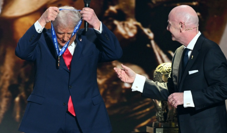 Trump Tersenyum Raih Penghargaan Perdamaian Perdana dari FIFA